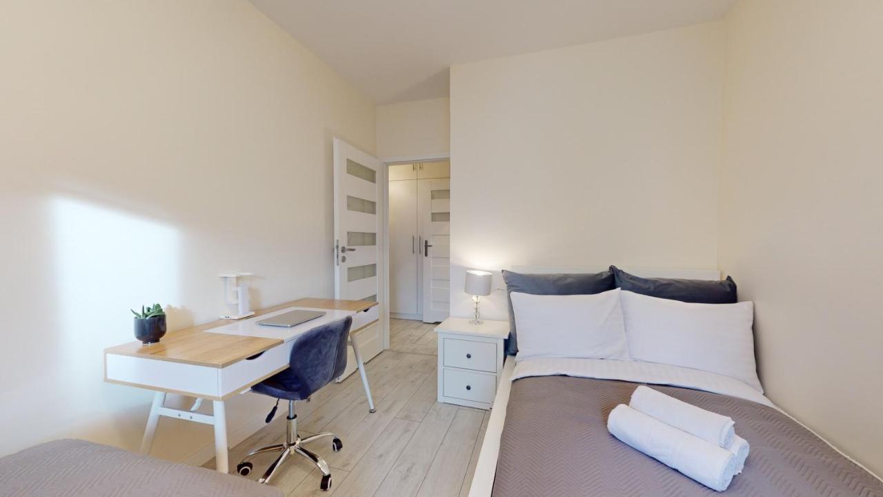 Family House Near The Market Square -Perfect For Family & Business Stays - Ksiecia Witolda Street 500 Steps To Market Square - 2 Bedrooms,2 Parking Places Wroclaw Bagian luar foto