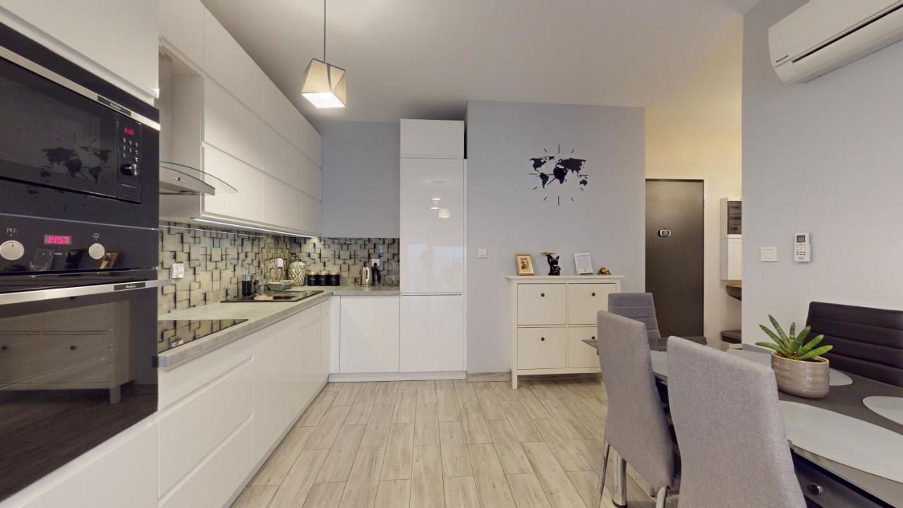 Family House Near The Market Square -Perfect For Family & Business Stays - Ksiecia Witolda Street 500 Steps To Market Square - 2 Bedrooms,2 Parking Places Wroclaw Bagian luar foto